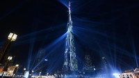 Perayaan malam pergantian juga turut diselenggarakan dengan meriah di Dubai. Pesta kembang api akan diselenggarakan dari Burj Khalifa, salah satu gedung tertinggi di dunia. Selain pesta kembang api, para pengunjung akan dimanjakan dengan beragam atraksi menarik lainnya seperti air mancur hingga sinar laser yang bertuliskan angka tahun yang baru di dinding gedung pencakar langit tersebut. Tom Dulat/Getty Images.