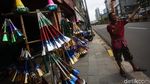 Pedagang Terompet Mengais Rezeki di Penghujung Tahun