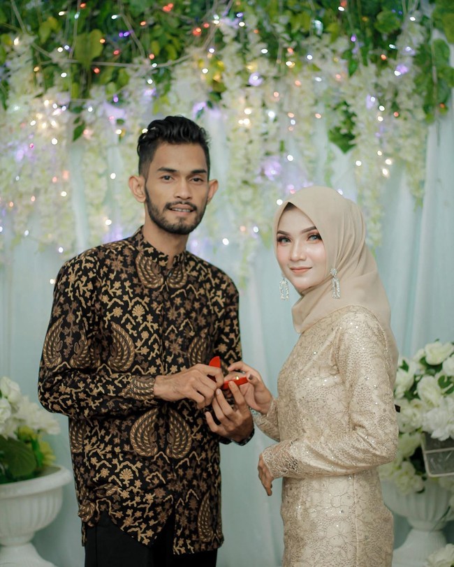 Mereka resmi bertunangan pada 29 Desember 2019. Alhamdulillah, pada hari ini 29 Desember 2019, saya memilih pendamping hidupku @yunie_s99, tulis Martunis di Instagram. (Foto: Instagram)