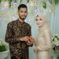 Mereka resmi bertunangan pada 29 Desember 2019. Alhamdulillah, pada hari ini 29 Desember 2019, saya memilih pendamping hidupku @yunie_s99, tulis Martunis di Instagram. (Foto: Instagram)