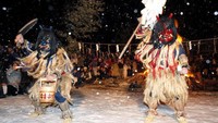 Selain Festival Namahage, ada juga Namahage Sedo Festival yang menggabungkan tradisi Namahage dan Shinto. Saat itu akan ada pertunjukan tarian kagura yang sakral dan disertai pula dengan tarian Namahage yang dinamis dan pukulan drum (Getty Images)    