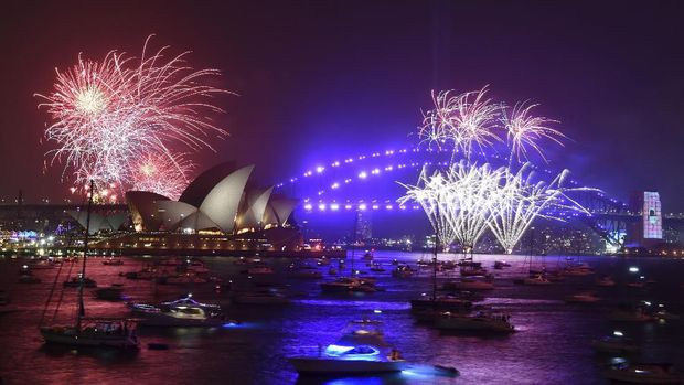 Pesta kembang api di atas Harbour Bridge dan Sydney Opera pada 1 Januari lalu (Dean Lewins/AAP Images via AP)