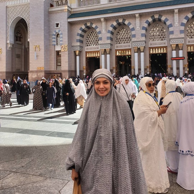 Saat di Masjidil Haram, Najwa Shihab mengungkapkan rasa syukurnya bisa merasakan ibadah umrah bersama dengan keluarga besarnya. Foto: instagram @najwashihab
