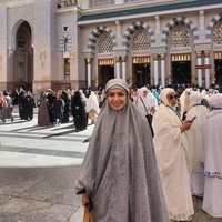 Saat di Masjidil Haram, Najwa Shihab mengungkapkan rasa syukurnya bisa merasakan ibadah umrah bersama dengan keluarga besarnya. Foto: instagram @najwashihab
