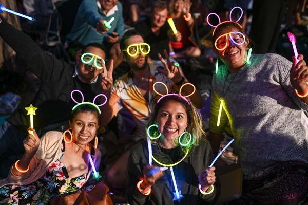 Pengunjung juga memakai kostum menyala aneka warna untuk menyemarakkan pergantian malam tahun baru 2020 (Foto: gettyimages) Pengunjung juga memakai kostum menyala aneka warna untuk menyemarakkan pergantian malam tahun baru 2020 (Foto: gettyimages)