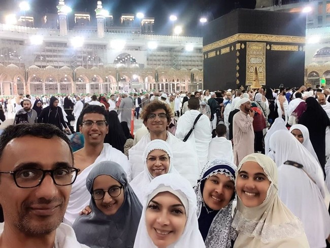 Najwa Shihab yang merupakan putri kedua dari Quraish Shihab, sedang menjalankan ibadah umrah bersama dengan suami, anak, ibu, ayah dan kakaknya. Keluarga besar Shihab memutuskan menghabiskan akhir tahun 2019 di Tanah Suci. Foto: instagram @najwashihab