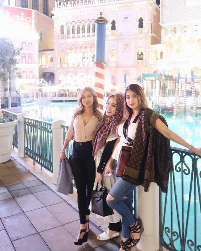 Dalam keluarga Azhari, Lukman Azhari, suami Medina merupakan anak bungsu. Medina pun cukup dekat dengan kakak-kakak Lukman. Saat Medina kini terjerat narkoba dan ditahan polisi, Sarah mengirimkan doa untuknya. Foto: Instagram Medina Zein