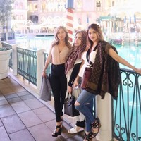 Dalam keluarga Azhari, Lukman Azhari, suami Medina merupakan anak bungsu. Medina pun cukup dekat dengan kakak-kakak Lukman. Saat Medina kini terjerat narkoba dan ditahan polisi, Sarah mengirimkan doa untuknya. Foto: Instagram Medina Zein