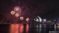 Salah satu kota yang menjadi destinasi favorit para wisatawan untuk merayakan tahun baru adalah Sydney, Australia. Perayaan tahun baru di Sydney Harbor memang selalu meriah dengan pesta kembang api dan pertunjukan musik yang memukau. Jessica Hromas/Getty Images.