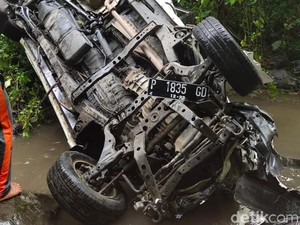 Sebuah Mobil Masuk Jurang di Ampelgading Malang, Dua Orang Tewas