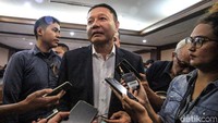 Duit yang sudah diberikan kepada Dhamantra berjumlah Rp 2 miliar. Duit itu diduga ditransfer lewat rekening money changer.
