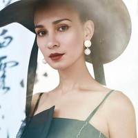 Wanita ini menjadi istri Hangeng atau Han Gyeong yang dulu pernah tergabung dalam boy band Korea Super Junior di awal kemunculannya. Ketika itu, ia adalah member asal China satu-satunya. Namun pada 2009, Hangeng meminta SM untuk memutuskan kontraknya lalu kembali berkarier di China. Foto: Instagram @celinajade