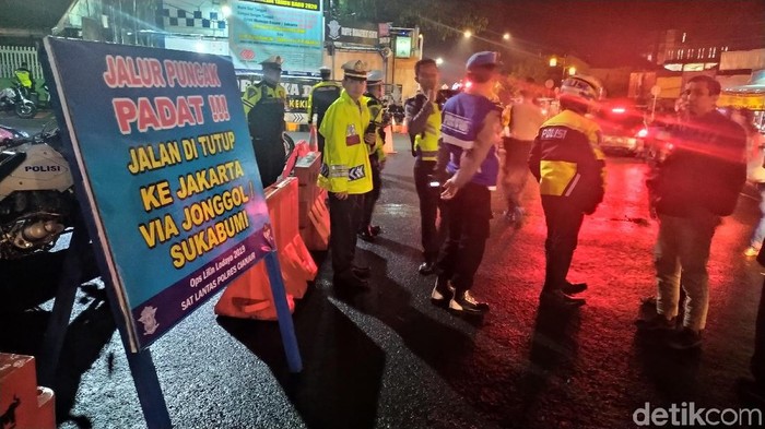 Molor 3 Jam, Jalur Cianjur-Puncak Ditutup Pukul 9 Malam