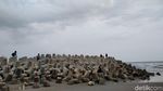 Potret Ramai-ramai Berfoto di Pemecah Ombak Pantai Pangandaran