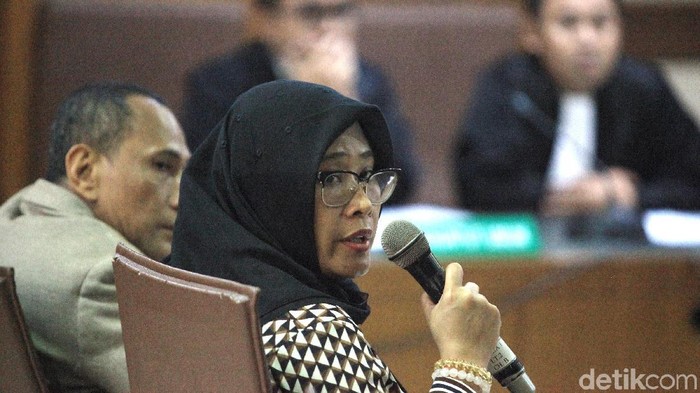 Terdakwa kasus dugaan suap impor bawang putih Elviyanto dan Mirawati Basri (berjilbab) menjalani sidang dakwaan di Pengadilan Tipikor, Jakarta, Selasa (31/12/2019).