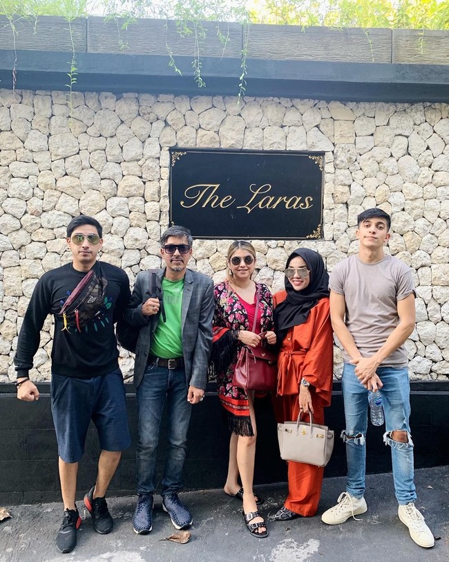 Ini adalah kebersamaan Medina Zein dan keluarga suaminya, Lukman Azhari pada awal tahun 2019. Mereka liburan bersama di The Laras Villa Jimbaran by MZ, Bali. Villa tersebut merupakan milik Medina dan Lukman. Foto: Instagram Medina Zein