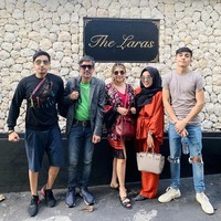 Ini adalah kebersamaan Medina Zein dan keluarga suaminya, Lukman Azhari pada awal tahun 2019. Mereka liburan bersama di The Laras Villa Jimbaran by MZ, Bali. Villa tersebut merupakan milik Medina dan Lukman. Foto: Instagram Medina Zein