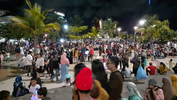 Rayakan Malam Tahun Baru Warga Makassar Padati Pantai Losari