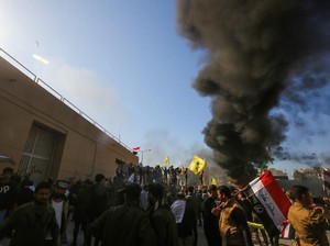 Marah atas Serangan Udara, Ribuan Demonstran Irak Serbu Kedubes AS