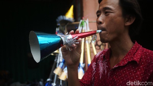 Pedagang Terompet Mengais Rezeki di Penghujung Tahun