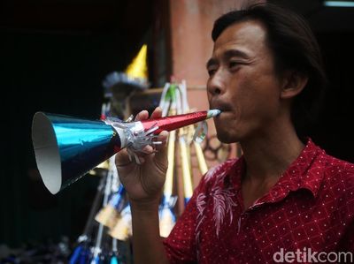 Pedagang Terompet Mengais Rezeki di Penghujung Tahun