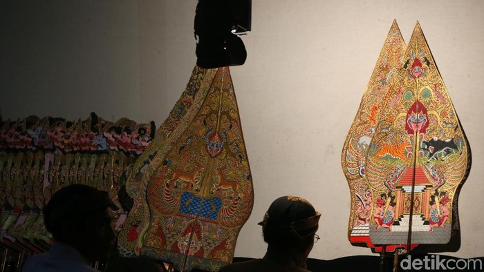 Pagelaran Wayang Kulit Semalam Suntuk untuk menyambut tahun baru digelar di TMII, Jakarta. Begini aksi dalang Ki Manteb Sudarsono.