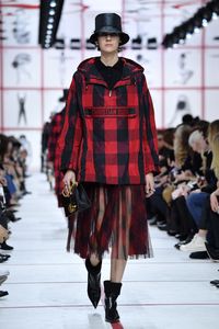 Malam Tahun Baru Diprediksi Hujan, Ini 7 Gaya Busana Biar Tetap Kece