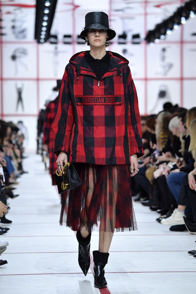 Busana dengan permainan logo diprediksi tetap berjaya di 2020. (Foto: Getty Images)