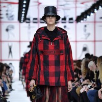 Busana dengan permainan logo diprediksi tetap berjaya di 2020. (Foto: Getty Images)