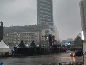 Hujan Deras di Bundaran HI Jelang Malam Tahun Baru, Warga Berhamburan