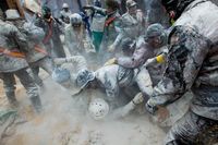 Tradisi Perang Tepung Untuk Ambil Alih Kota