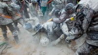 Tak cuma membayar benda, pihak yang kalah juga harus dihukum penjara dan diarak keliling kota. Tenang saja, penjaranya hanya main-main kok. (AFP)