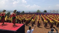 Pemkab Sumedang punya cara yang unik dalam menyongsong Tahun Baru 2020. Kali ini, penyambutan tahun baru dengan menggelar Tari Umbul kolosal 2019. (Mukhlis Dinillah/detikcom)