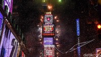 Kota lain yang turut merayakan malam pergantian tahun dengan meriah adalah Kota New York, Amerika Serikat. Times Square menjadi destinasi andalan bagi warga maupun wisatawan menikmati pesta kembang api di malam tahun baru di kota yang dijuluki the Big Apple tersebut. Stephanie Keith/Getty Images.