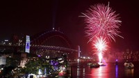 Di Harbour Bridge, kembang api bahkan sudah dinyalakan sejak pukul 9 malam. Dean Lewins/AAP Image via AP.