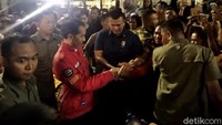 Mendengar hal itu, Jokowi sesekali menunjuk pengunjung Malioboro. Pengunjung yang ditunjuk itu dipersilakan Paspampres mendekati Jokowi. Jokowi tampak sabar melayani wisatawan yang ingin bersalaman dan swafoto bareng dirinya. Ada belasan pengunjung yang berhasil swafoto bareng Jokowi.