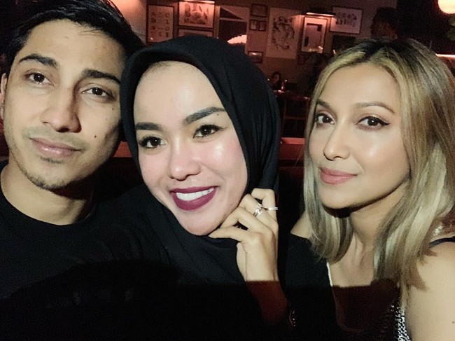 Medina Zein berpose akrab dengan Tia Azhari yang merupakan kakak Lukman Azhari. Tia juga tinggal di Amerika Serikat seperti Sarah Azhari. Foto: Instagram Medina Zein
