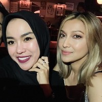 Medina Zein berpose akrab dengan Tia Azhari yang merupakan kakak Lukman Azhari. Tia juga tinggal di Amerika Serikat seperti Sarah Azhari. Foto: Instagram Medina Zein