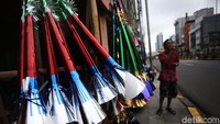 Terompet warna-warni ini terbuat dari kertas.