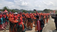 Ribuan penari wanita ini mengenakan seragam berwarna-warni dan kacamata hitam. (Mukhlis Dinillah/detikcom)