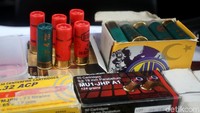 AKBP Andi Sinjaya Ghalib mengatakan pihak kepolisian menemukan 3.297 butir peluru kaliber 5,56 milimeter, 8 butir peluru hampa, 5 butir peluru dummy, 729 butir Cal 9 mm dari dalam brankas tersebut.