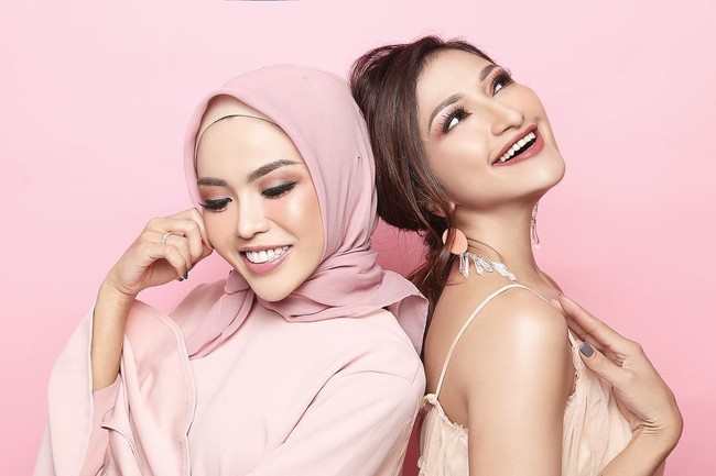 Salah satu momen kedekatan lainnya antara Medina Zein dengan keluarga Azhari adalah saat dia menggandeng Rahma Azhari merilis produk kecantikan. Medina memang memiliki bisnis kecantikan yaitu MD Cosmetics. Foto: Instagram Medina Zein