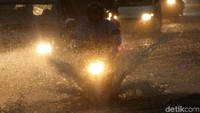 Hujan mengguyur sejumlah wilayah di Jakarta sejak pukul 16.30 WIB.