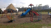 Ada sejumlah fasilitas penunjang di area sekitar bendung ini, salah satunya adalah taman bermain untuk anak-anak.
