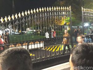 Ketika Jokowi Ajak Warga Selfie di Halaman Gedung Agung Yogya