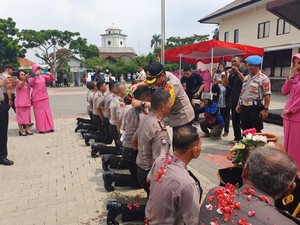 Byuuurr! 202 Polisi di Polres Bekasi Naik Pangkat Mandi Kembang