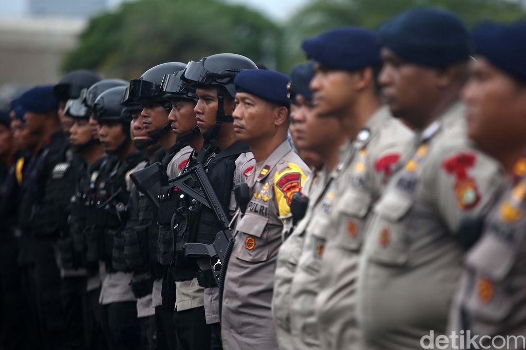 Pasukan TNI-Polri mengikuti apel di Monas, Jakarta, Selasa (31/12). 10.000 Personel disiagakan untuk mengamankan malam pergantian tahun.