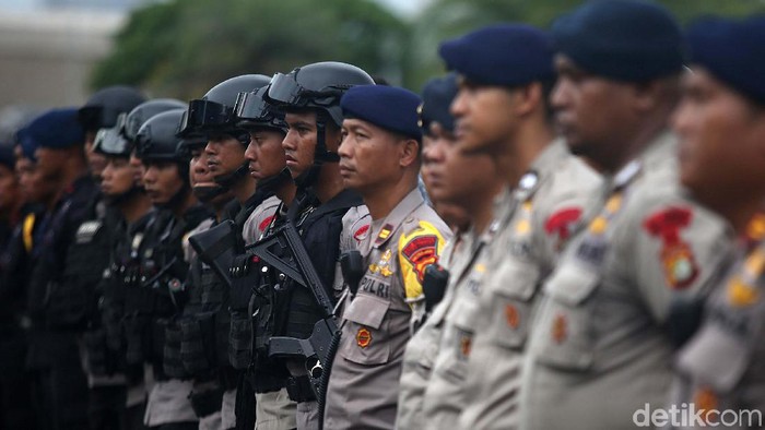 Pasukan TNI-Polri mengikuti apel di Monas, Jakarta, Selasa (31/12). 10.000 Personel disiagakan untuk mengamankan malam pergantian tahun.