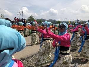 Sambut Tahun 2020, Ribuan Emak-emak Sumedang Menari