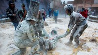 Dua kubu ini akan saling berperang dengan lemparan tepung dan telur. Warga yang lajang akan berpura-pura untuk mengambil alih kota, kemudian di lawan dengan pihak militer bohongan, pria yang sudah menikah. (AFP)